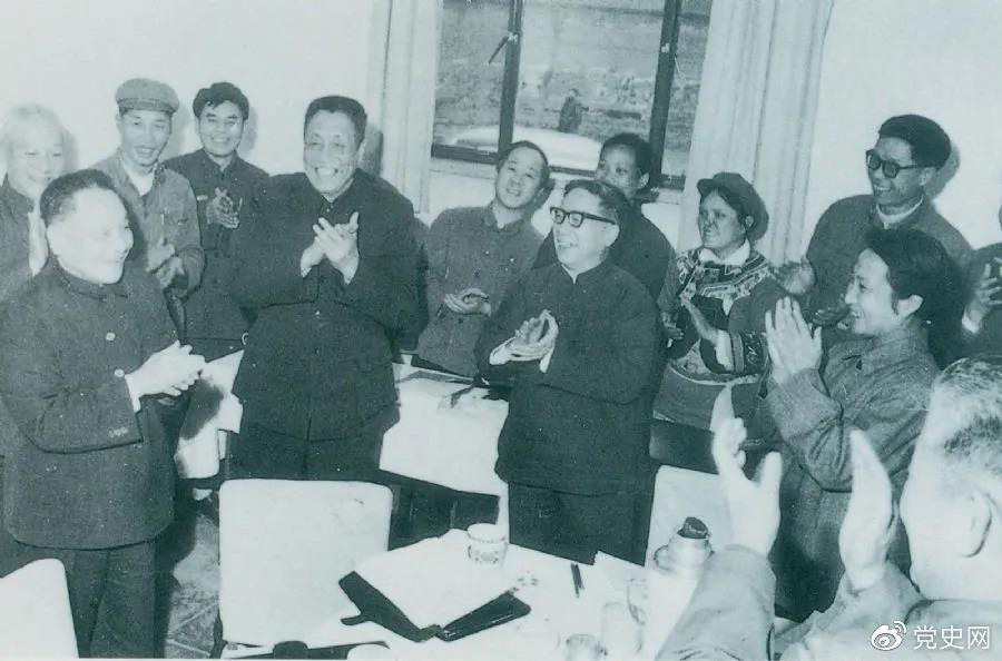 1978年3月2日，鄧小平到五屆全國(guó)人大一次會(huì)議云南和四川省代表團(tuán)看望代表們。