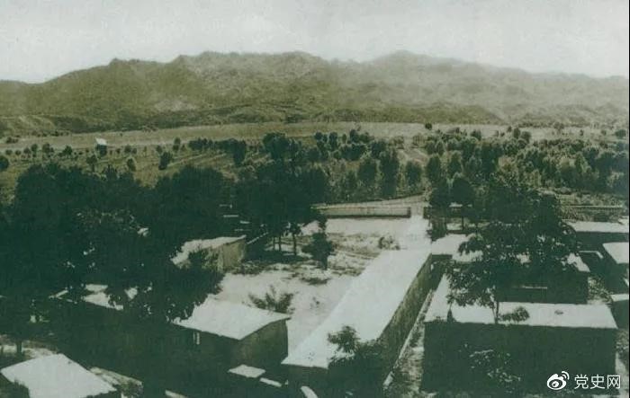1948年5月，中共中央和人民解放軍總部由陜北遷到河北平山縣西柏坡。圖為中央領(lǐng)導人辦公處所俯瞰。