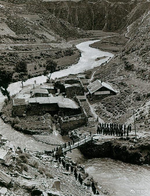 　　1935年6月12日，中央紅軍先頭部隊在夾金山北麓四川懋功達維鎮(zhèn)同紅四方面軍先頭部隊勝利會師。圖為當年的會師橋。