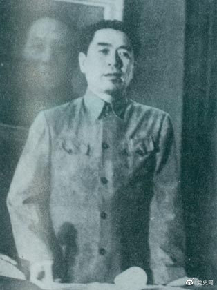 1949年7月6日，周恩來出席中華全國文學藝術(shù)工作者代表大會。圖為周恩來在會上作政治報告。