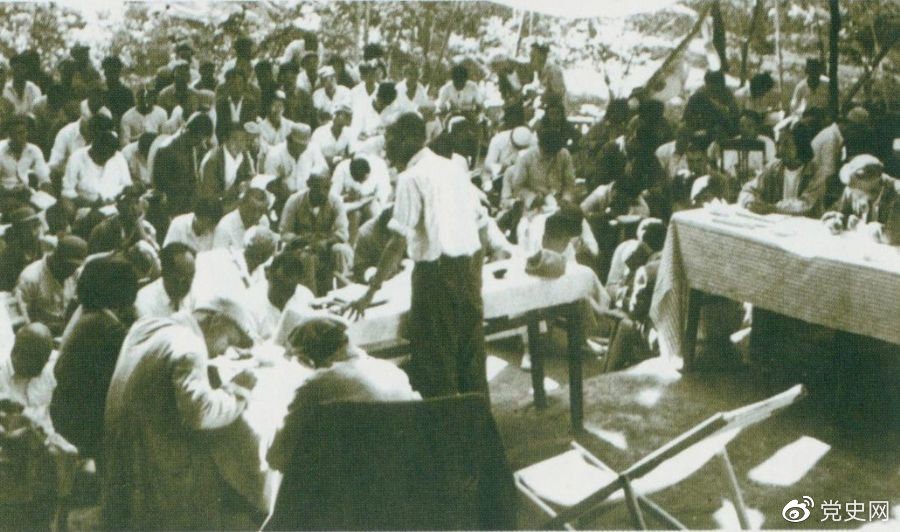 1947年7月17日至9月13日，全國土地會議在河北西柏坡召開。劉少奇主持會議并在會上作報告。