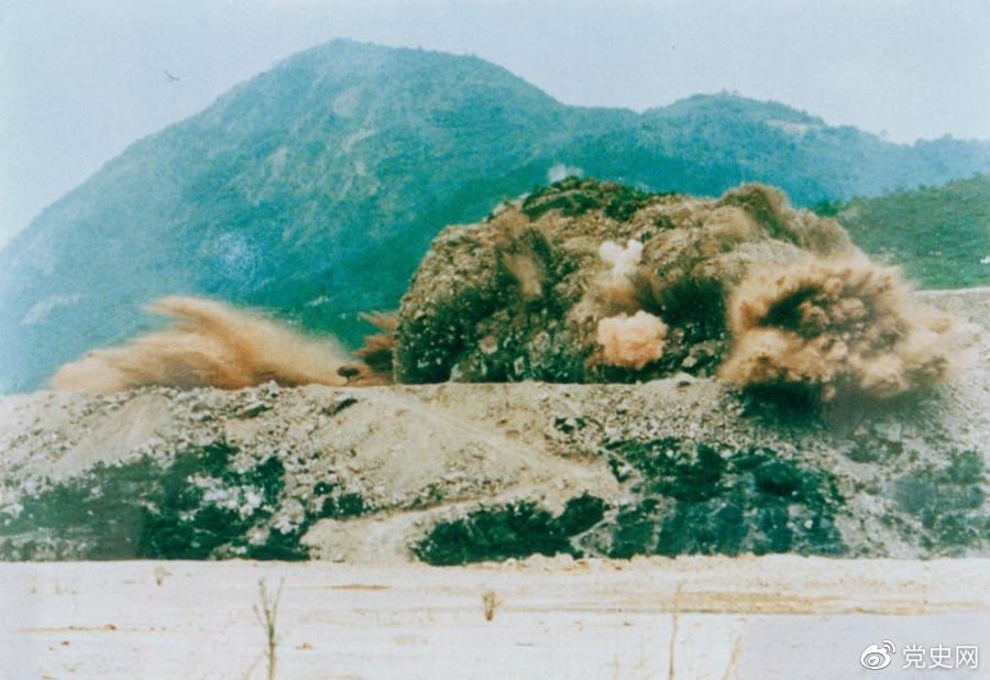 1979年7月20日，深圳蛇口工業(yè)區(qū)的建設者點燃開山炮時的場面。