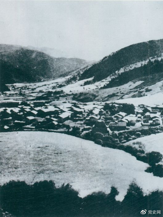1935年8月20日，中共中央政治局在毛兒蓋召開(kāi)會(huì )議，作出了《關(guān)于目前戰略方針之補充決定》，再次重申兩河口會(huì )議關(guān)于北上的戰略方針。圖為毛兒蓋。
