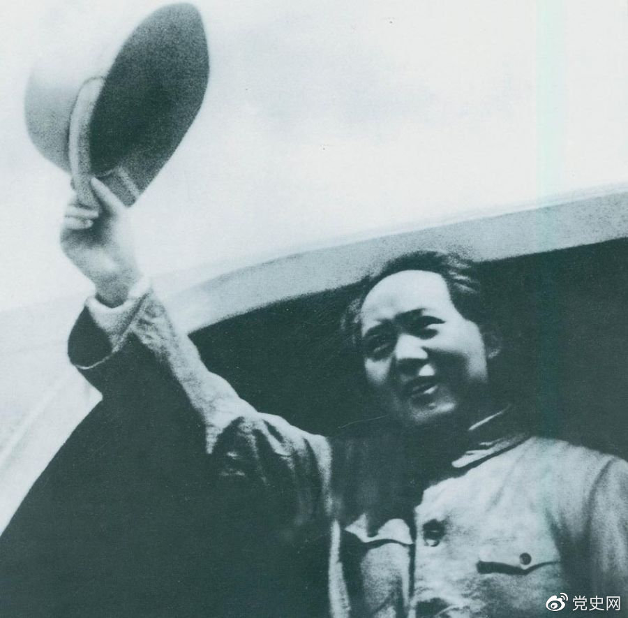 1945年8月28日，毛澤東飛赴重慶時(shí)，向前來(lái)歡送的延安軍民揮手告別。