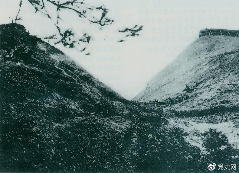 井岡山黃洋界哨口。1928年8月30日，紅軍以不足一個(gè)營(yíng)的兵力，在這里擊退湘贛敵軍的進(jìn)攻，取得黃洋界保衛戰的勝利。至11月，紅軍又打破了兩省敵軍對井岡山根據地的第二次“會(huì )剿”。