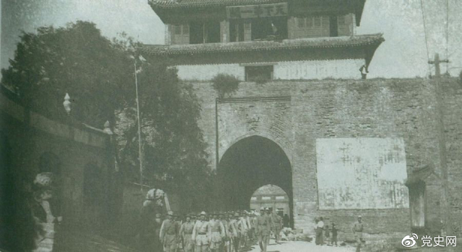 1945年8月下旬，八路軍解放山海關(guān)。