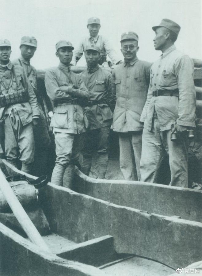 1937年9月，八路軍部分領(lǐng)導人率部東渡黃河，開(kāi)赴抗日前線(xiàn)。圖為渡船上的八路軍領(lǐng)導人，前排右起：朱德、任弼時(shí)、左權。