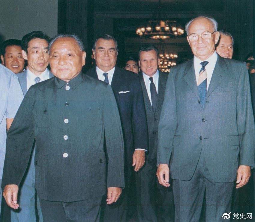 1988年9月5日，鄧小平在會(huì )見(jiàn)捷克斯洛伐克總統胡薩克時(shí)提出科學(xué)技術(shù)是第一生產(chǎn)力。